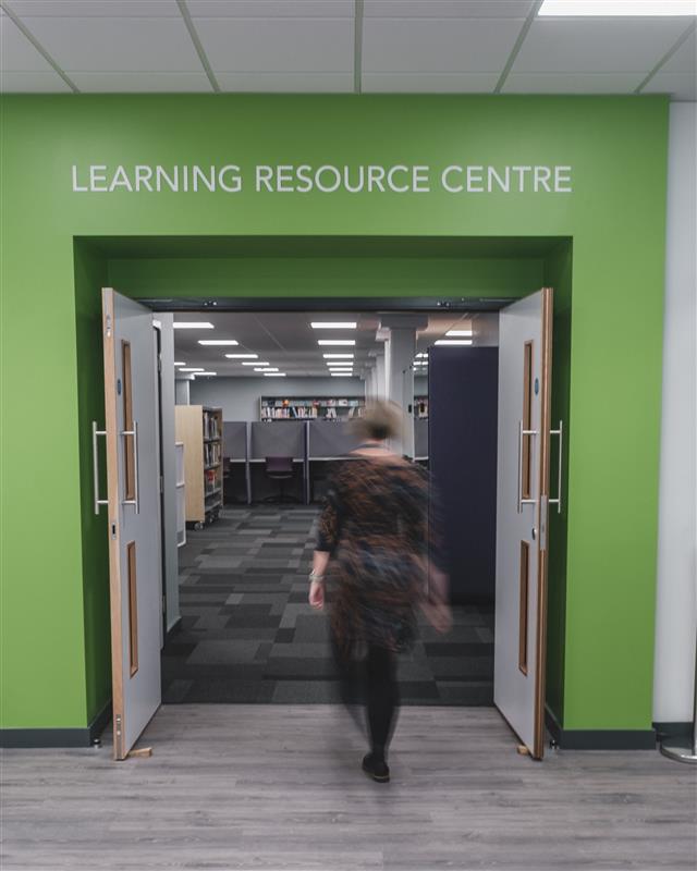 chelmsfordcol's tweet photo. Our refurbished LRC is now open! 🚨

Equipped with modern standing desks &amp; 1-hour pods, it's a digital and employability hub aligned with the Essex sectoral priorities and the skills priorities identified in the LSIP.💻📚 

#renovations #learningresourcecentre #chelmsfordcollege https://t.co/gzNK7OelIU