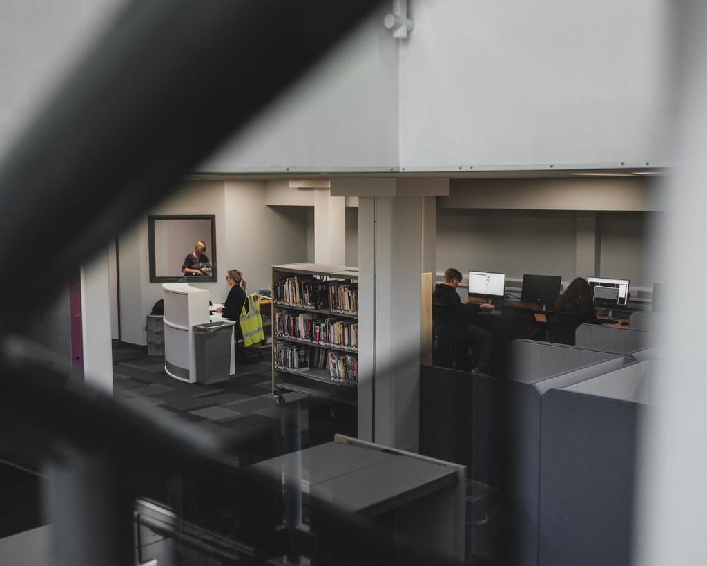 chelmsfordcol's tweet photo. Our refurbished LRC is now open! 🚨

Equipped with modern standing desks &amp; 1-hour pods, it's a digital and employability hub aligned with the Essex sectoral priorities and the skills priorities identified in the LSIP.💻📚 

#renovations #learningresourcecentre #chelmsfordcollege https://t.co/gzNK7OelIU