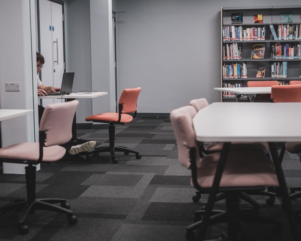 chelmsfordcol's tweet photo. Our refurbished LRC is now open! 🚨

Equipped with modern standing desks &amp; 1-hour pods, it's a digital and employability hub aligned with the Essex sectoral priorities and the skills priorities identified in the LSIP.💻📚 

#renovations #learningresourcecentre #chelmsfordcollege https://t.co/gzNK7OelIU