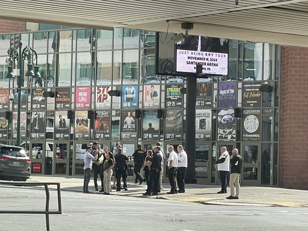 bitcones_llc's tweet photo. View from @GreatCreamery as security briefing taking place for Wednesday’s Reading, PA #TrumpRally at the Santander Arena. 

Should I live stream on Wednesday when #Trump rolls in? https://t.co/65H00pvZdG