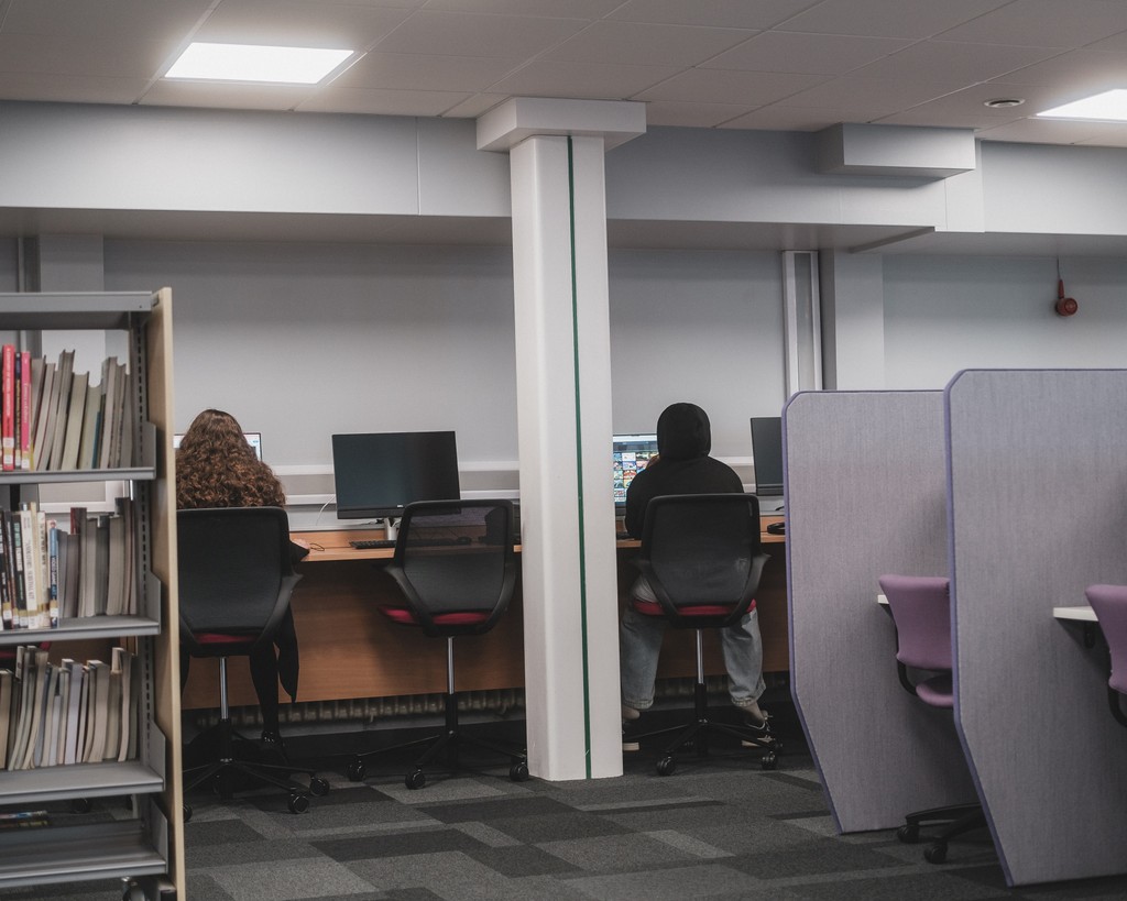 Our refurbished LRC is now open! 🚨

Equipped with modern standing desks &amp; 1-hour pods, it's a digital and employability hub aligned with the Essex sectoral priorities and the skills priorities identified in the LSIP.💻📚 

#renovations #learningresourcecentre #chelmsfordcollege