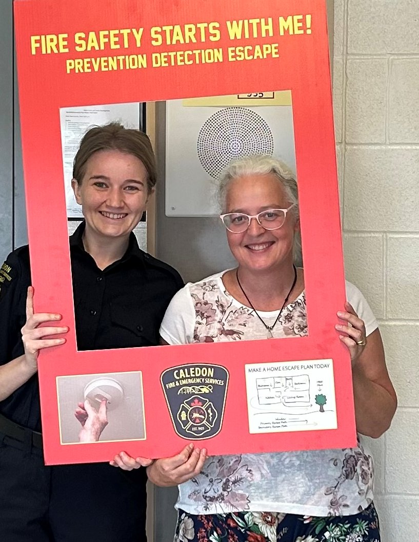 CaledonFireES's tweet photo. Our firefighters are teaching grade one students #LearnNotToBurn @AlloaPS and sharing the #FPW2024 theme "Smoke Alarms - Make them Work for You with parents and teachers. https://t.co/hjCteWUhgF