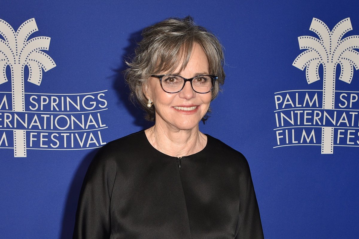 Variety's tweet photo. Sally Field detailed the "traumatic" illegal abortion she had in 1964 in order to encourage voters to elect Kamala Harris and protect reproductive rights: "We can't go back!"

“I’ve been so hesitant to do this, to tell my horrific story. It was during a time even worse than now. A time when contraception was not readily available and only if you were married. But I feel that so many women of my generation went through similar, traumatic events and I feel stronger when I think of them. I believe, like me, they must want to fight for their grandchildren and all the young women of this country. Everyone, please, pay attention to this election, up and down the ballot, in every state – especially those with ballot initiatives that could protect reproductive freedom. PLEASE. WE CAN’T GO BACK!!”

Read more here: https://t.co/g6GP2w4nKl