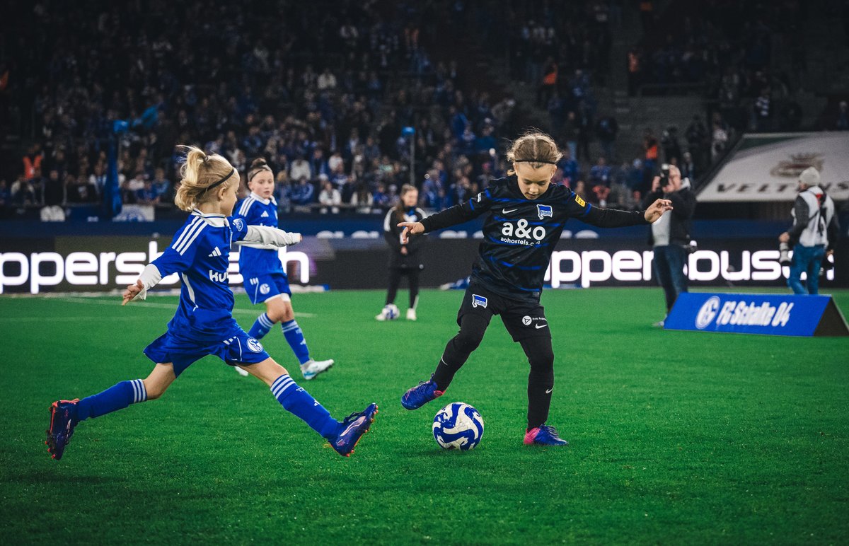 HerthaBSCFrauen's tweet photo. Für unsere #BSCU11-Juniorinnen ging am Wochenende ein Traum in Erfüllung: Auf ganz großer Bühne vor über 60.000 Zuschauenden Fußballspielen. 🤩💙
#HaHoHe https://t.co/esNvfVlFne