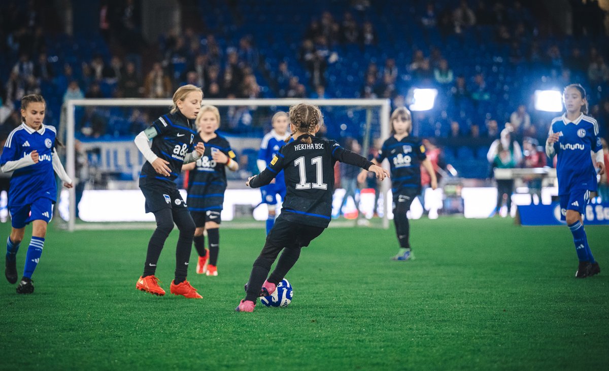 HerthaBSCFrauen's tweet photo. Für unsere #BSCU11-Juniorinnen ging am Wochenende ein Traum in Erfüllung: Auf ganz großer Bühne vor über 60.000 Zuschauenden Fußballspielen. 🤩💙
#HaHoHe https://t.co/esNvfVlFne
