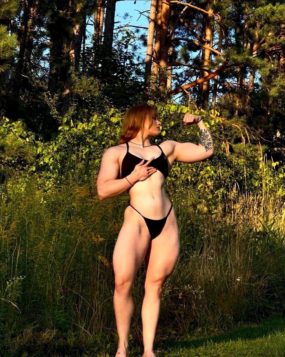 Musclemommiez's tweet photo. A wild muscle mommy has appeared https://t.co/nPWYs2QgFM