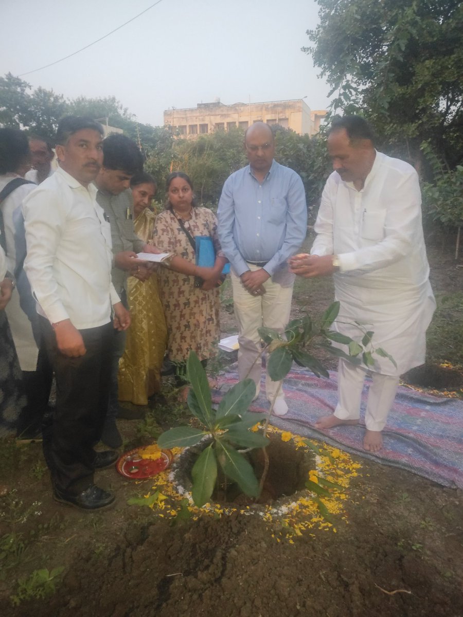आज <a href="/MP_JanAbhiyan/">M.P. Jan Abhiyan Parishad</a> इंदौर संभाग की समीक्षा बैठक का आयोजन हुआ जिसमें मुख्य अतिथि #जन_अभियान_परिषद के उपाध्यक्ष <a href="/mohanjinagar/">Mohan Nagar</a> की उपस्थिति में सम्पन हुई | <a href="/SureshY03985653/">Suresh Yadav</a> <a href="/IndoreCollector/">Collector Indore</a>