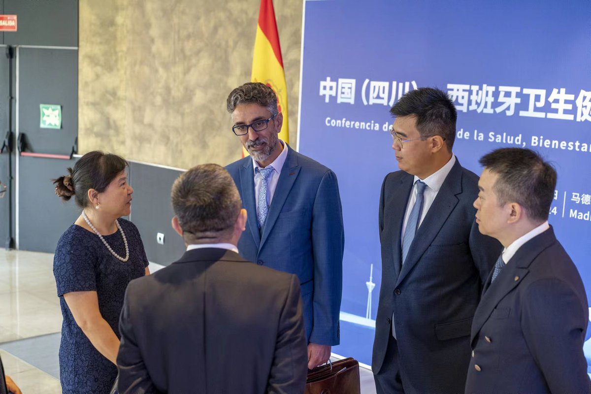 nabhaj's tweet photo. "Excelente día en Madrid Reunido con el. Vicegobernador de Sichuan, una región con más de 83 millones de habitantes. Hablamos sobre la colaboración bilateral entre hospitales y universidades de Sichuan y la Universidad de Sevilla. " https://t.co/ZSJTmxlHbd