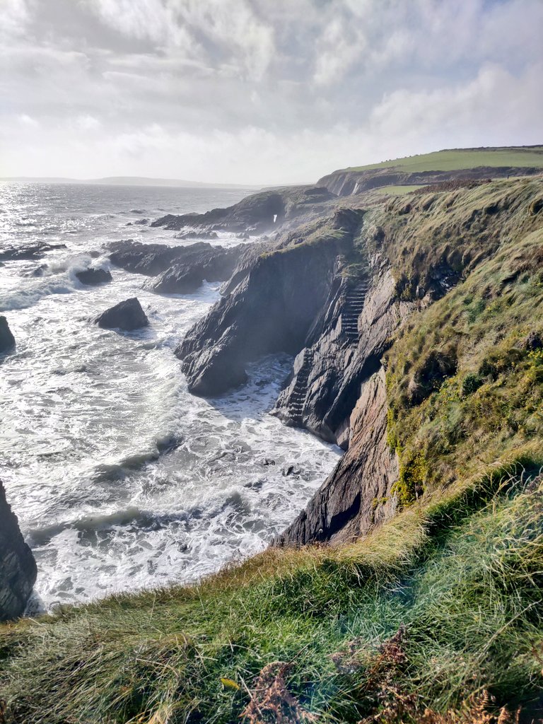 Great <a href="/CorkGeological/">CorkGeologicalAssociation</a> outing yesterday Garrettstown:

📷 Line of softer rock leading to, and causing,  the Devil's Eye arch

📷 Devils Eye

📷Leader Mark &amp; a 'raised beach' from when sea levels were much higher. 

📷 Steps carved into the rock

#cork #coast #geology #coCork 📷:kg