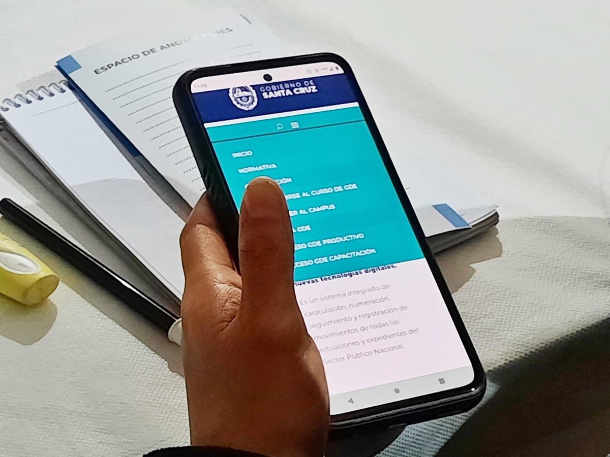 ￼
📲 | Funcionarios Provinciales se capacitaron en Gestión Documental Electrónica.

El <a href="/_SantaCruzAr/">Gobierno de Santa Cruz</a> dictó una capacitación sobre #GDE, que busca digitalizar y agilizar los procesos en el trabajo diario del Estado.

Nota 🔗 bit.ly/3ZOjq0q