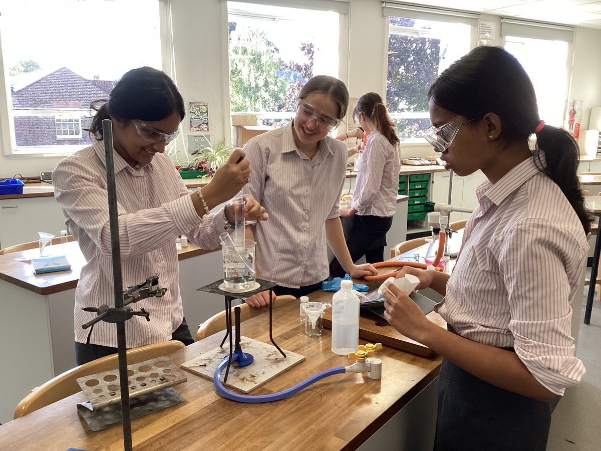 #BGSYear13 carrying out recrystallisation as part of their synthesis of benzoic acid #BGSChemistry