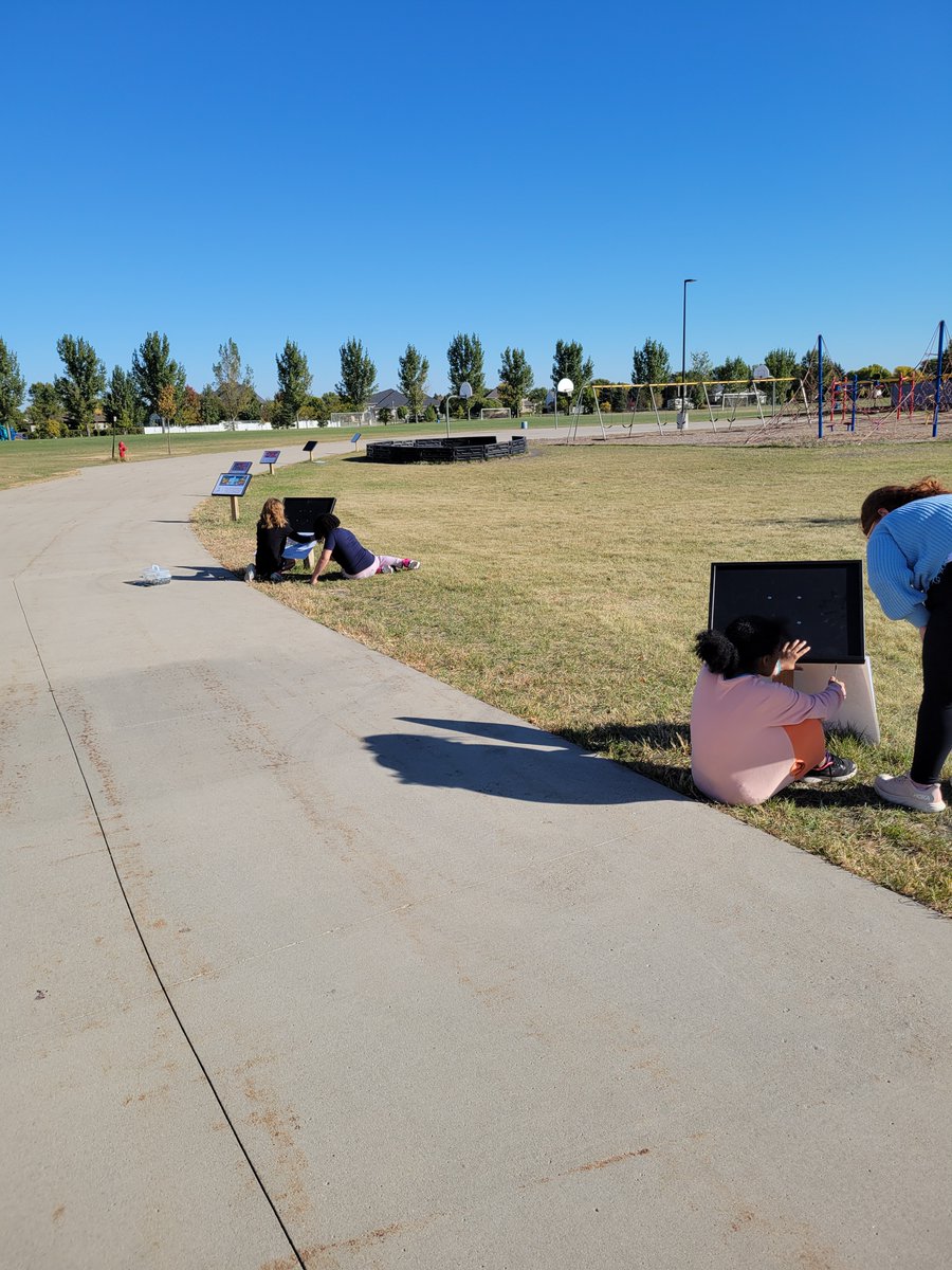 MatthewEvensen's tweet image. Had some amazing student helpers today getting the new StoryWalk story ready and on display. 

@GaryRGrayJr @FargoNDSchools  @fargolibrary @FPSFoundation 

#FPSProud
#StoryWalk
#ElementarySchool