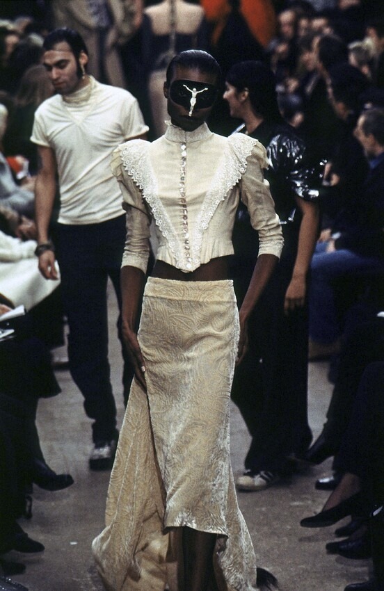 _joulian_'s tweet photo. alexander mcqueen fw 1996 rtw https://t.co/Sjh3TBQw2u