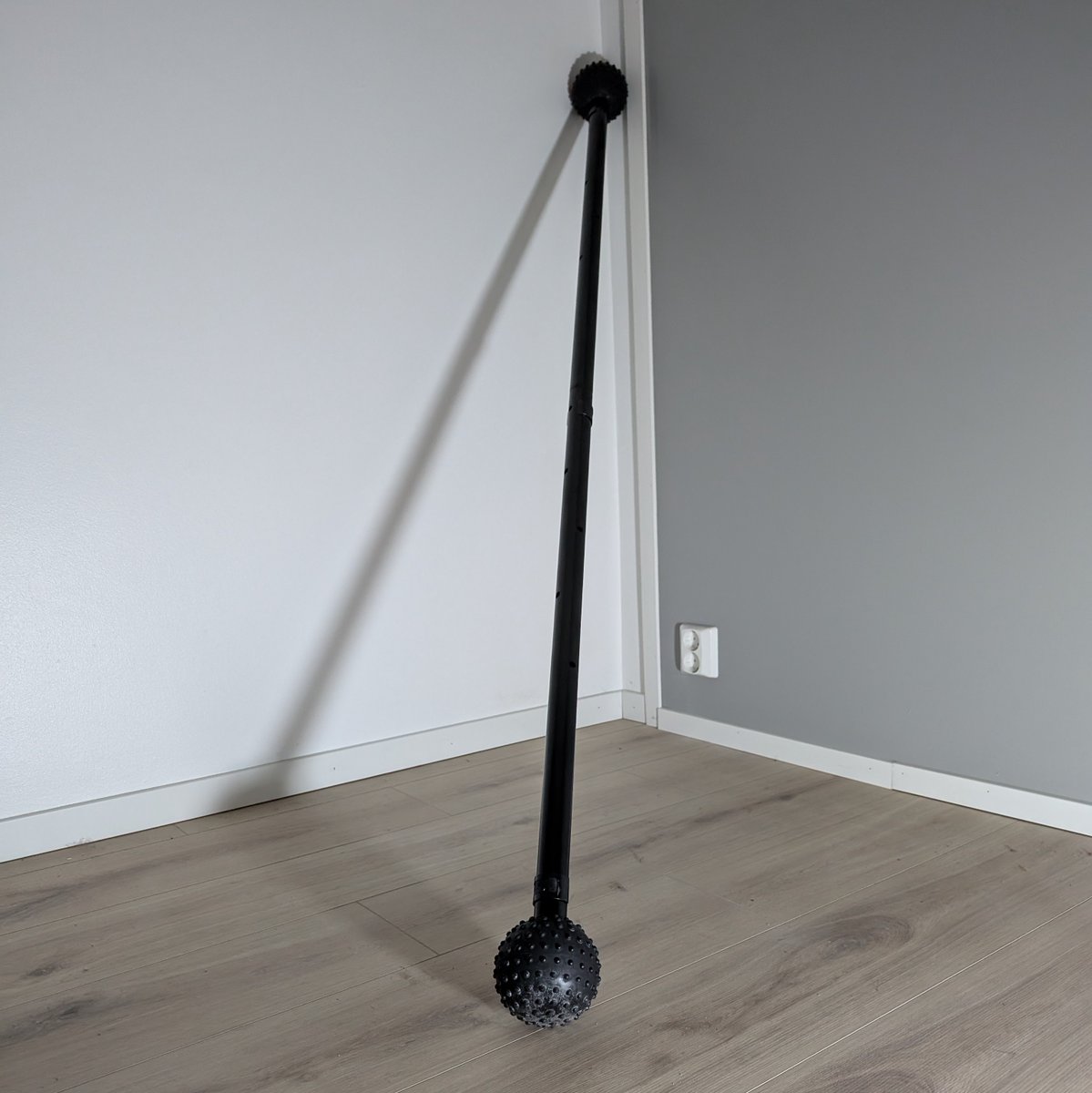 MViitamaa's tweet photo. Tänään saapui Movement Stick, joka on uusi osa perinteistä @SarasvuoJari'n Fight Club valmennusta. Ensimmäisten @rajala_jukka'n suunnittelemien treenien perusteella liikkuvuus todennäköisesti parantuu vuoden loppuun mennessä merkittävästi. 1/2 https://t.co/Q8crIaeXne