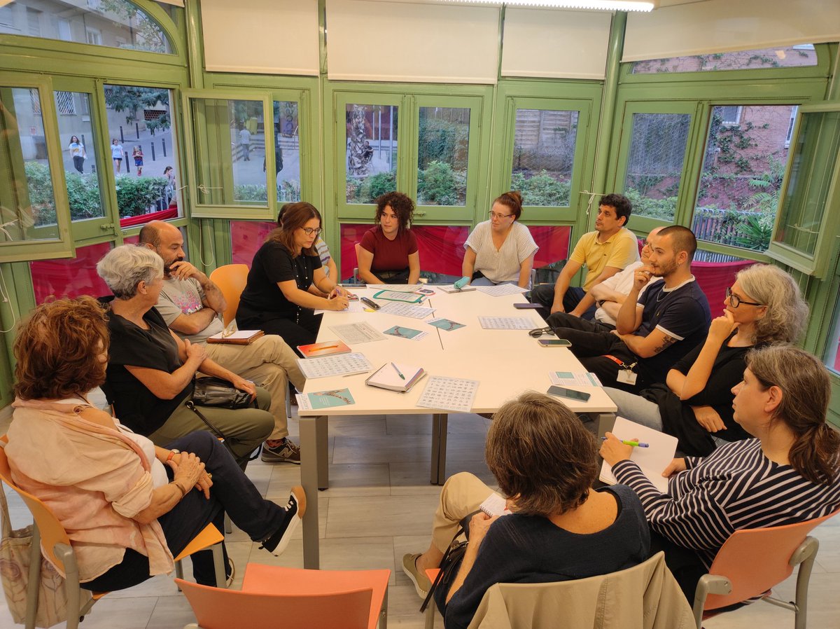 ecapdevilat's tweet image. Comencem la reunió del grup motor de l'eix d'habitatge de @LaDreceraSv a @Casaorlandai per parlar de l'emergència habitacional (gentrificació, especulació, mòbing immobiliari, sense llar, desnonaments)... @CanRaventos  @torrentviu @AVSarria @SHCassoles i moltes més
