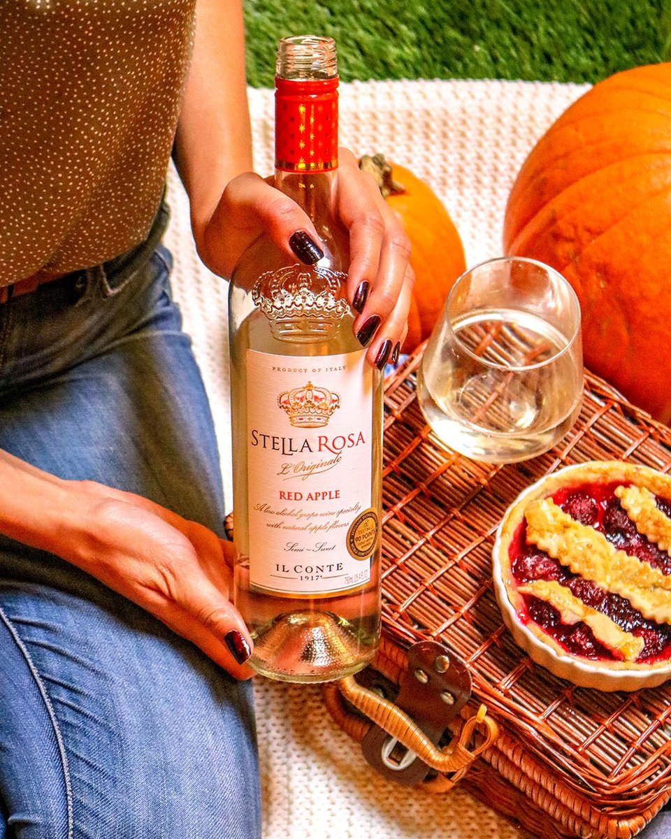 stellarosawines's tweet photo. Stella Rosa Red Apple is the perfect fall treat, no baking required 🍎🍁✨

#StellabrateFall #StellaRosaWines #AutumnSips https://t.co/KgoHsxQGOn