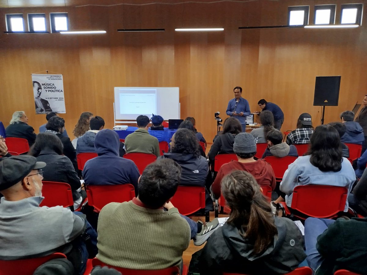 🎶[HOY] Compartimos imágenes de lo que fue la jornada inaugural del XII Congreso Sociedad Chilena de Musicología "Música, sonido y política", la cual se llevó a cabo en el salón Multiuso del Departamento de Música de la Universidad de La Serena.