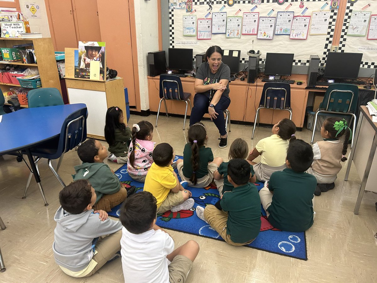 MDCPSSci's tweet photo. Thank you π principal Bourland and the whole @OlympiaHeights Family for welcoming our Science Team.
#ScienceInEveryClassroom
@AileenVega123 @WendyForteza @DaneMDCPS @NestorEMarcia @MDCPSSTEAM @MDCPSAcademics @MDCPSRobotics @BNCEE_MDCPS @Kcscott1212 https://t.co/2w4v9J0PUu