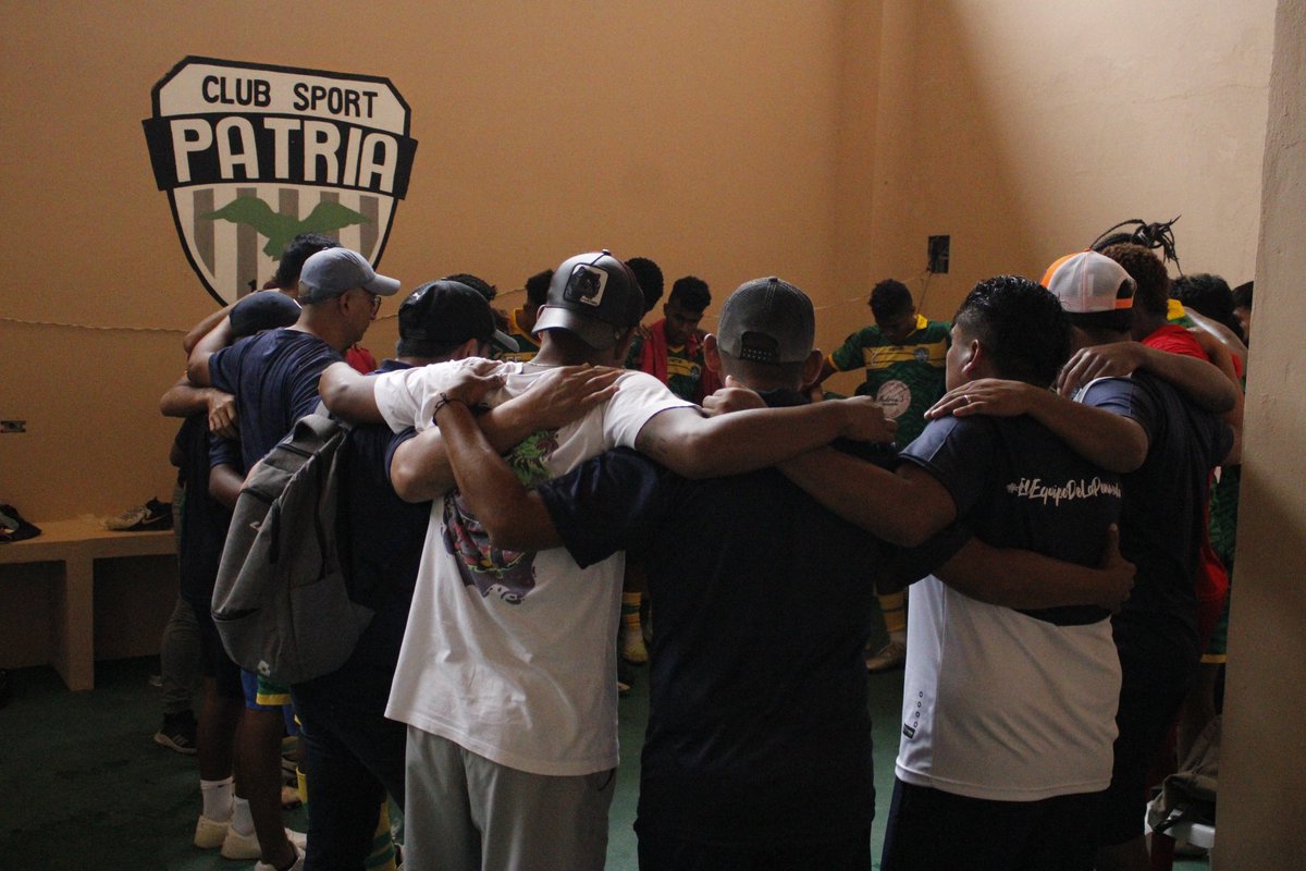 StaElenaSC's tweet photo. GRACIAS SANTA ELENA💙💚

#ElEquipoDeLaPeninsula no jugó solo, lejos de casa pero respaldado por nuestra hinchada👊🏻.

De igual manera agradecemos a quienes hicieron posible llevar nuestro partido al Arena Samborondon💪🏻.

#VamosSantaElena🔵🟢
#SESC https://t.co/NGDPkbr0aP