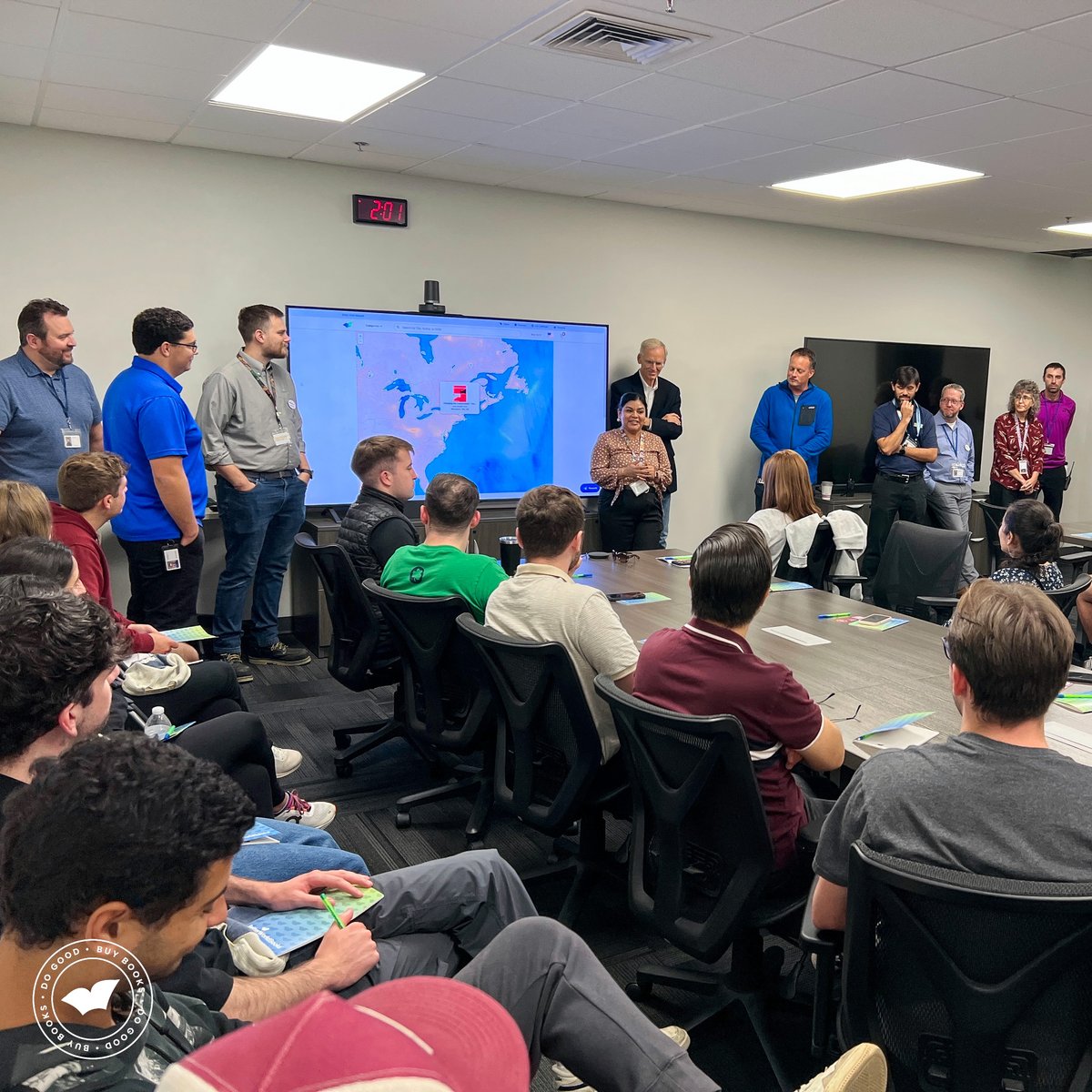 BWBooks's tweet image. Last week we hosted our friends from the University of Notre Dame ESTEEM Graduate Program with a tour of our global headquarters.
It was a perfect blend of fresh perspectives and real-world experience.
#NotreDame #GraduateProgram #LeadersofTomorrow #WarehouseTour #GlobalHQ