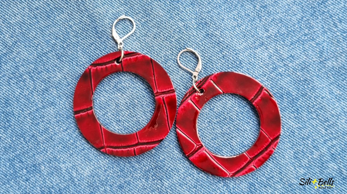 SiliBells's tweet photo. Reds were made for fall🍂 
And then there's this texture😍

ᔕIᒪI+ᗷEᒪᒪᔕ💛⁠ 
Handcrafted. Sustainable♻️ Jewelry.
👉🏾https://t.co/ItSQdJxHBn

#SiliBells #handmadejewelry #UpcycledLuxury #chicagoartist https://t.co/JlUO9dMsFU