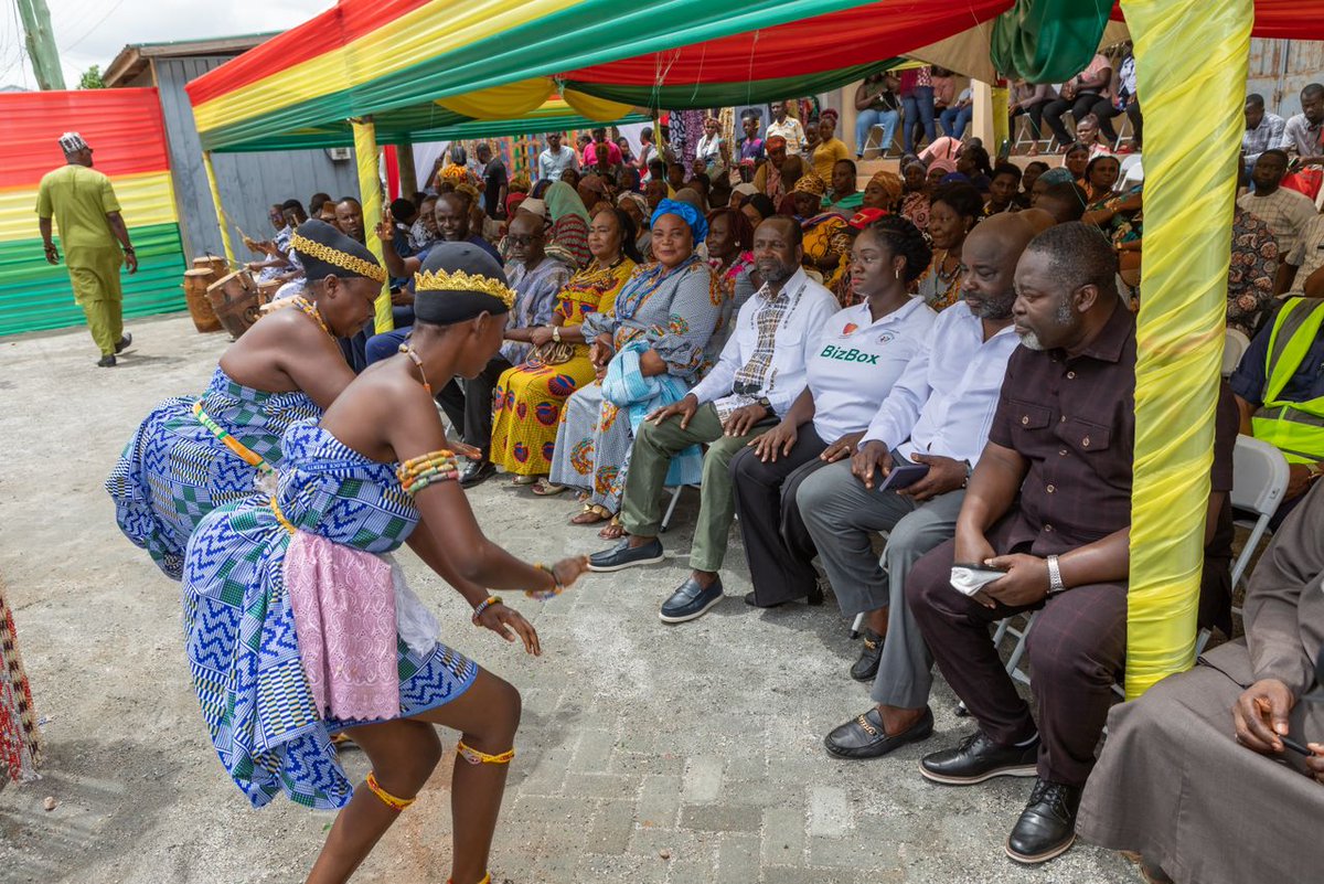 gea_ghana's tweet photo. The GEA, in partnership with the Mastercard Foundation's BizBox Project, renovated and relaunched the Koforidua Bead Market under its Access to Market component.
#GEA #BeadsMarket #BizBox #BizBoxProject #BusinessInABox #MastercardFoundation #Koforidua https://t.co/XTI5GcQolY