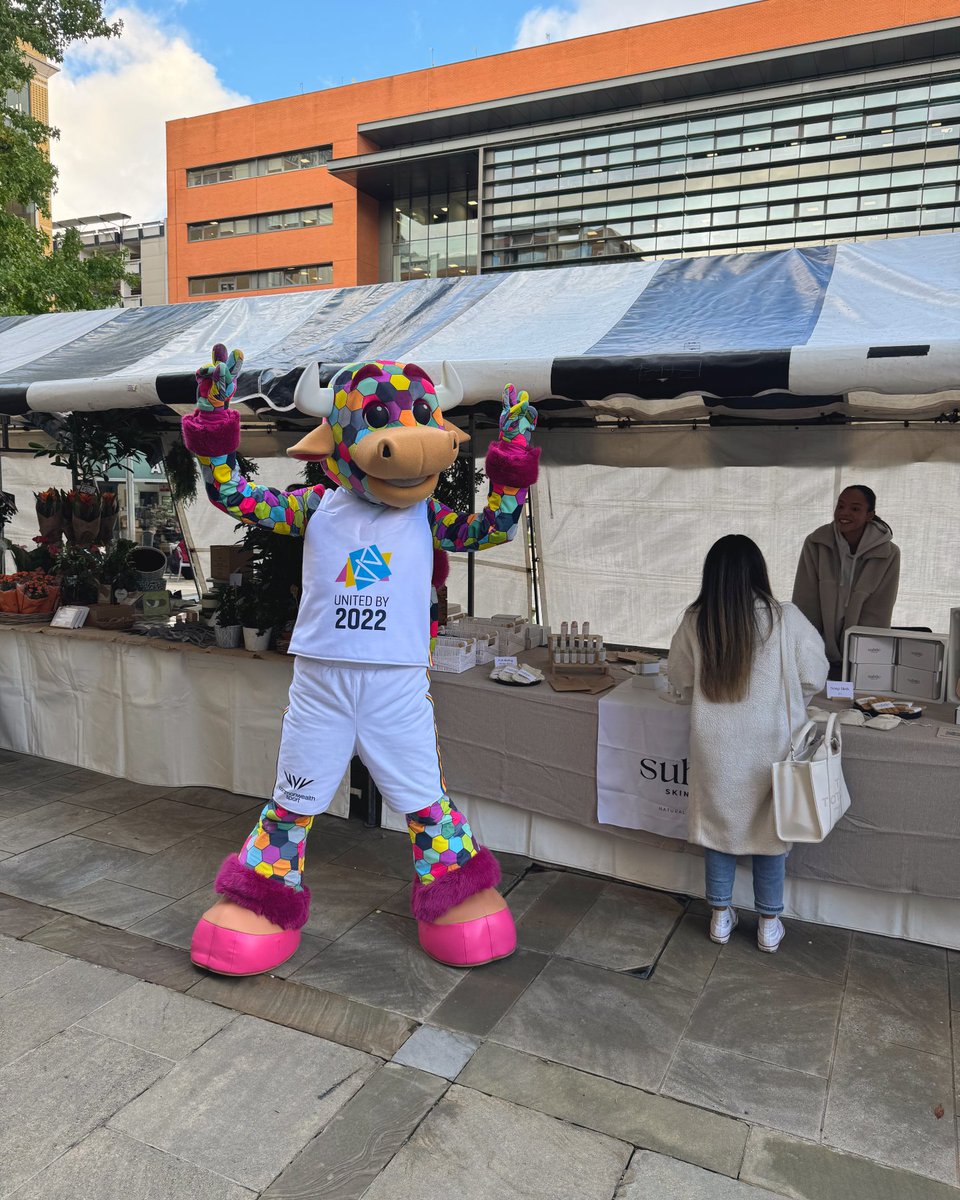 Brindleyplace's tweet photo. 📸 Perry the Bull visited the final Brindley Market of the summer a couple of weeks ago. Should Perry come back to Central Square? 💬 We think so!
#Perrythebull #birminghamuk #familyfuninbrum #westmidlandsevents https://t.co/8ZOmEoXNDY