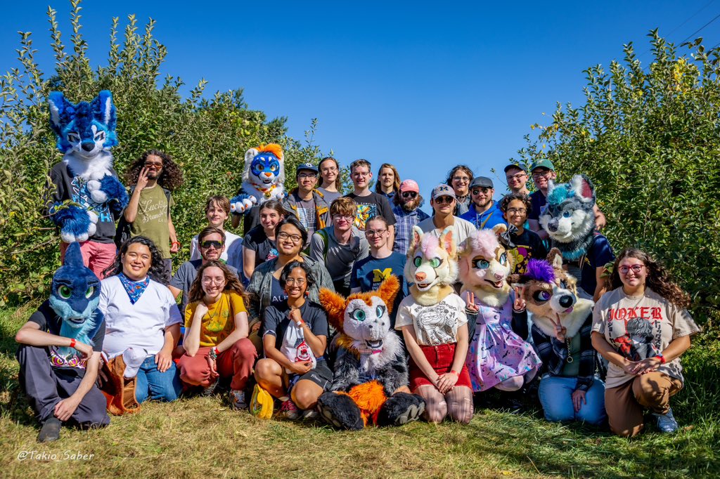 FurriesAtUMich's tweet photo. Furries getting their dose of grass and 🍎s

#uofm #umich https://t.co/xAOWjbpqUi