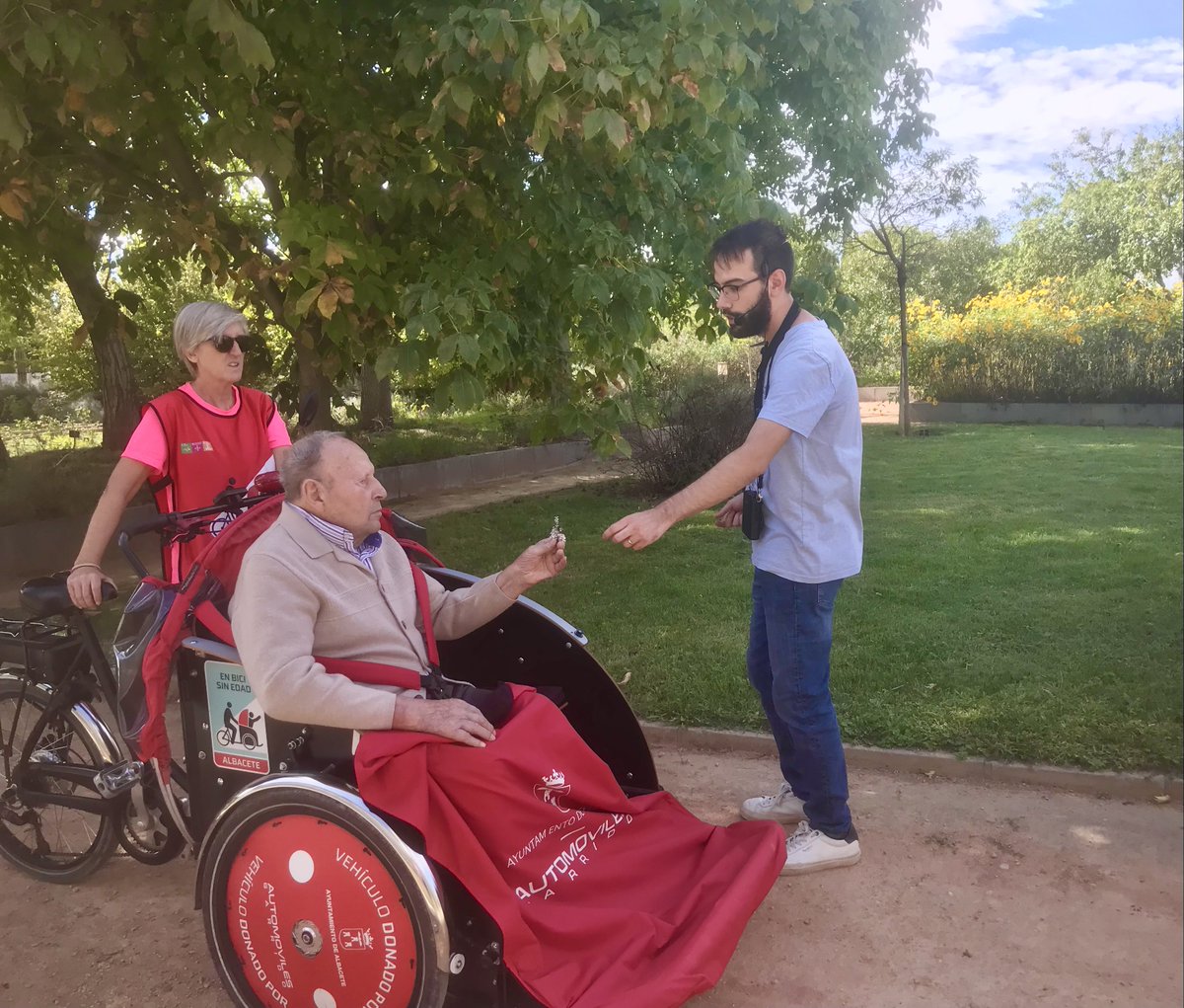 En Bici Sin Edad - Albacete (@ebsealbacete) on Twitter photo Siempre es un placer visitar el increíble <a href="/jardbotanicoclm/">Jardín Botánico de Castilla-La Mancha (JBCLM)</a> 🐝🌵🌴🪴. La semana pasada, nos acompañó Guillermo García-Saúco, director del departamento de Divulgación del Jardín. ¡Muchas gracias!, ¡lo pasamos genial! Siempre es un placer visitar el increíble <a href="/jardbotanicoclm/">Jardín Botánico de Castilla-La Mancha (JBCLM)</a> 🐝🌵🌴🪴. La semana pasada, nos acompañó Guillermo García-Saúco, director del departamento de Divulgación del Jardín. ¡Muchas gracias!, ¡lo pasamos genial!