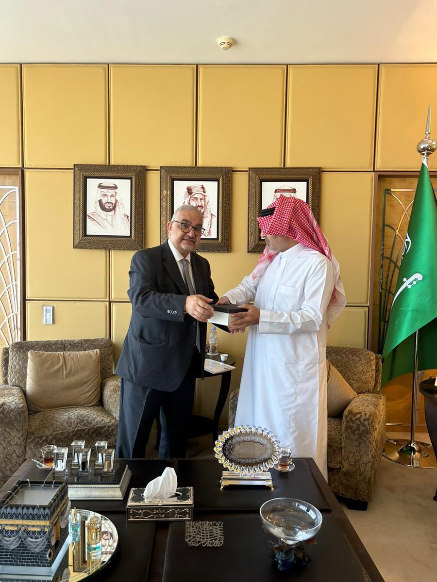 KSAembassyEG's tweet photo. استقبل سفير خادم الحرمين الشريفين لدى مصر صالح بن عيد الحصيني ، اليوم بمقر السفارة، عضو مجلس إدارة مجموعة الدكتور حامد آل مطبقاني، الدكتور محمد صلاح المطبقاني والوفد المرافق له.
وقدم الدكتور المطبقاني خلال الاستقبال عرضا عن الاستثمارات التي تقوم بها المجموعة في مصر، في إطار  التعاون الاستثماري في العديد من القطاعات بين البلدين الشقيقين.
حضر الاستقبال الملحق التجاري لدى مصر أنور بن عايض بن حصوصه، ورئيس قسم الشؤون الاقتصادية بالسفارة إشراق بن محمد عبيد