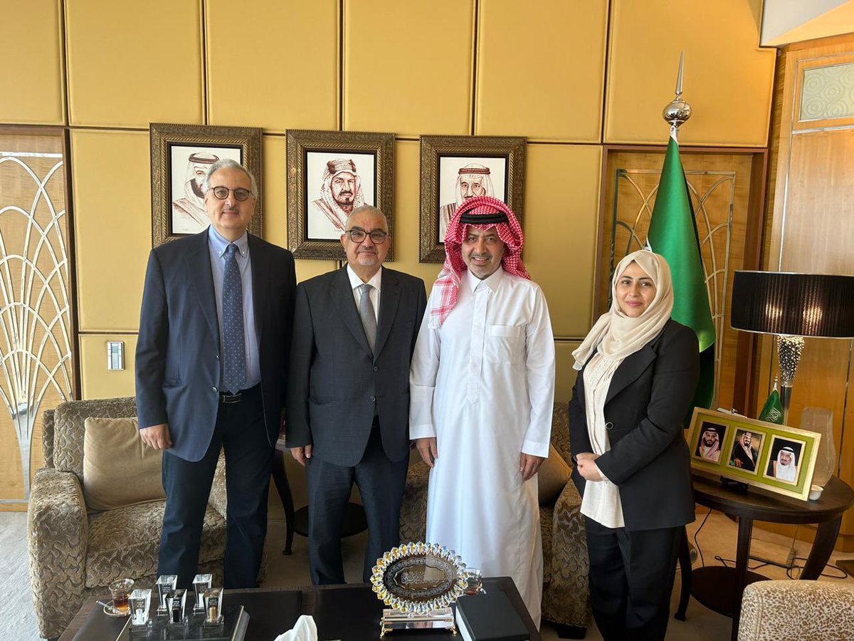 KSAembassyEG's tweet photo. استقبل سفير خادم الحرمين الشريفين لدى مصر صالح بن عيد الحصيني ، اليوم بمقر السفارة، عضو مجلس إدارة مجموعة الدكتور حامد آل مطبقاني، الدكتور محمد صلاح المطبقاني والوفد المرافق له.
وقدم الدكتور المطبقاني خلال الاستقبال عرضا عن الاستثمارات التي تقوم بها المجموعة في مصر، في إطار  التعاون الاستثماري في العديد من القطاعات بين البلدين الشقيقين.
حضر الاستقبال الملحق التجاري لدى مصر أنور بن عايض بن حصوصه، ورئيس قسم الشؤون الاقتصادية بالسفارة إشراق بن محمد عبيد