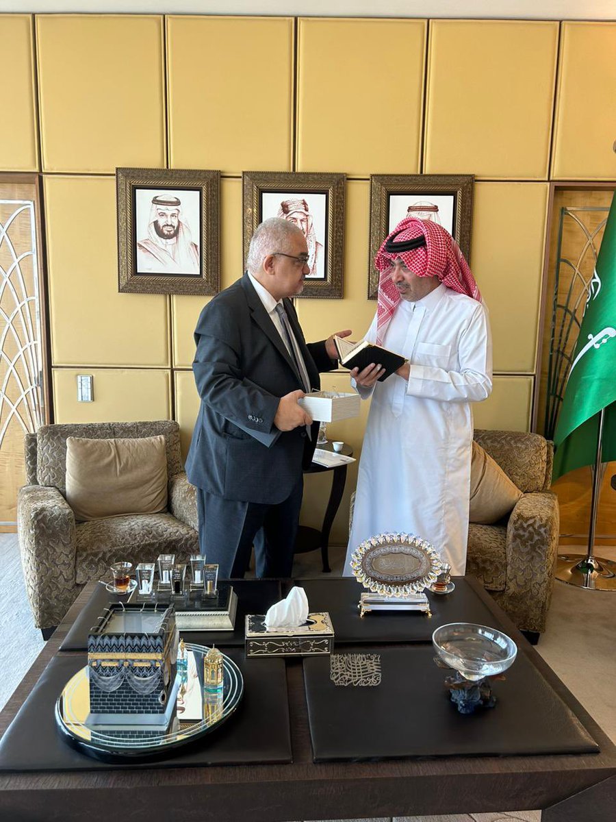 KSAembassyEG's tweet photo. استقبل سفير خادم الحرمين الشريفين لدى مصر صالح بن عيد الحصيني ، اليوم بمقر السفارة، عضو مجلس إدارة مجموعة الدكتور حامد آل مطبقاني، الدكتور محمد صلاح المطبقاني والوفد المرافق له.
وقدم الدكتور المطبقاني خلال الاستقبال عرضا عن الاستثمارات التي تقوم بها المجموعة في مصر، في إطار  التعاون الاستثماري في العديد من القطاعات بين البلدين الشقيقين.
حضر الاستقبال الملحق التجاري لدى مصر أنور بن عايض بن حصوصه، ورئيس قسم الشؤون الاقتصادية بالسفارة إشراق بن محمد عبيد