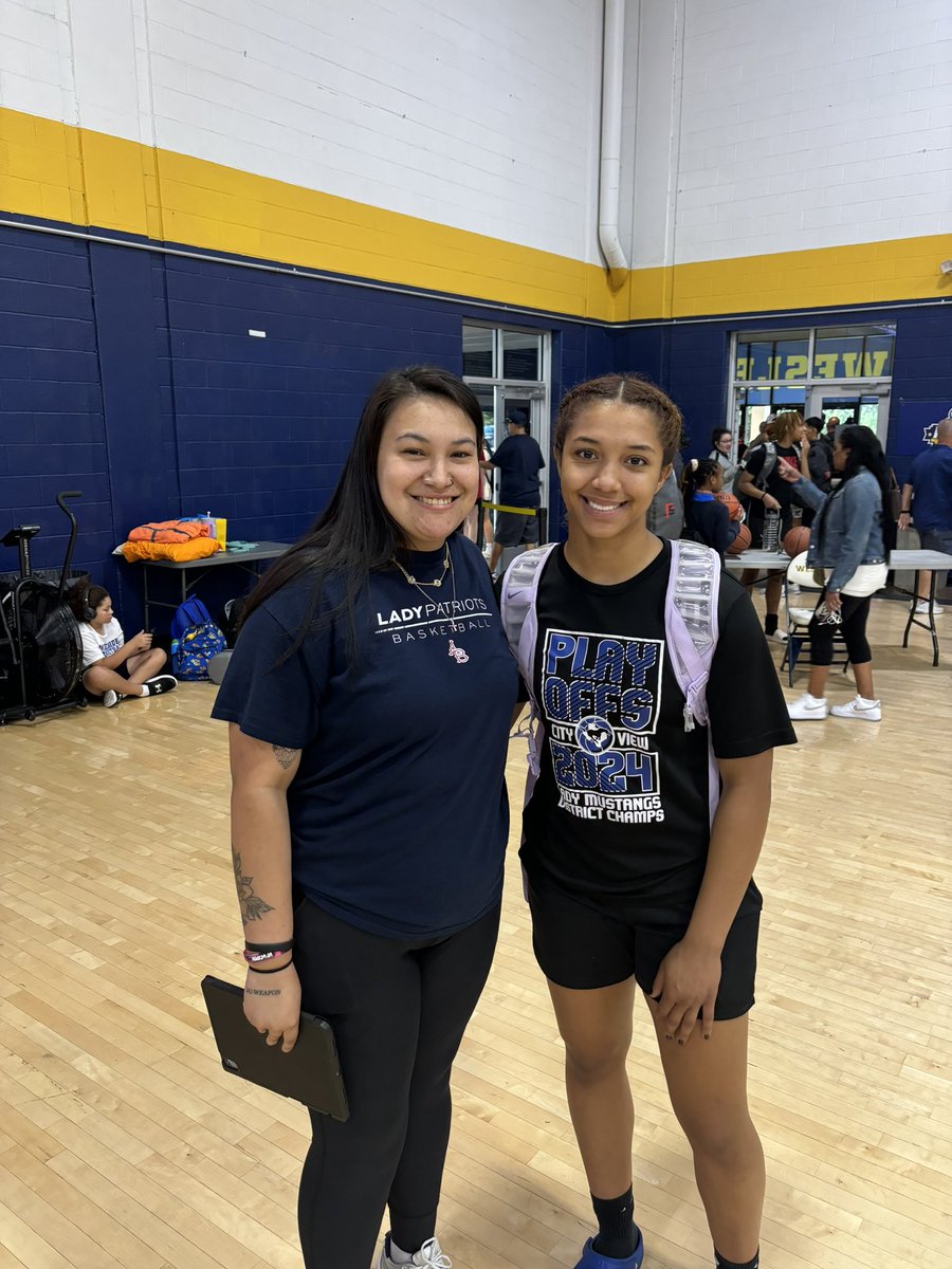 AlyxTerrell2025's tweet photo. It was wonderful getting to meet @CoachSRoach. I had such a blast competing at camp yesterday. #smallforwardbigdreams #shootingguardshootingforthestars #majorwithoutamajordeal https://t.co/Pnk6Qel4cQ