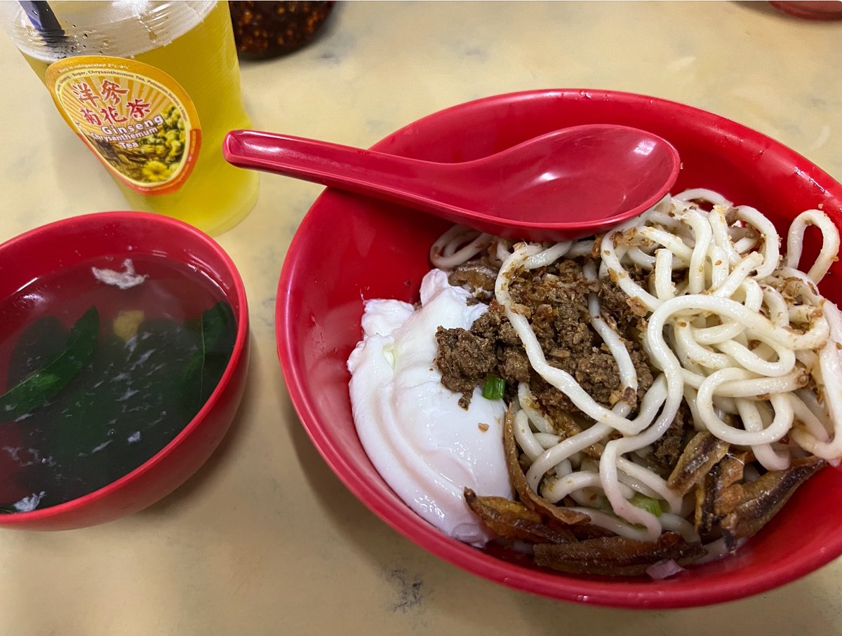 gourmetsauna's tweet photo. 海外グルメ＠クアラルンプール

『RESTORAN KIN KIN』

評価：3.4/5
価格：¥1,000/人

日本からの出張者が毎回行きたがる汁なし辛麺の名店。
焦がしアンチョビーが絶妙、更にタッパの辛味投入で旨み倍増！
2人で3杯注文が適量です。
2024.10

#クアラルンプールグルメ
#RESTORANKINKIN
#グルサウ伝道師 https://t.co/D68jcgpbGB