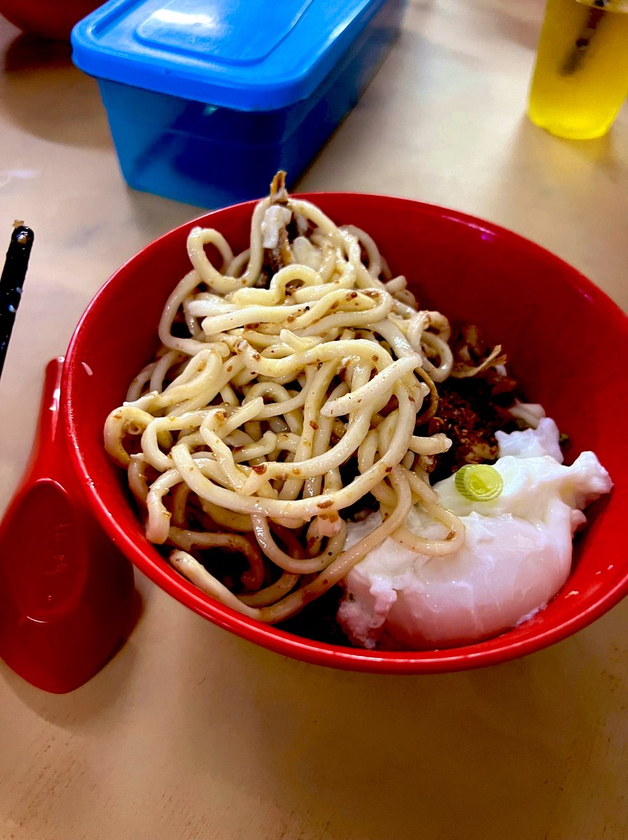 gourmetsauna's tweet photo. 海外グルメ＠クアラルンプール

『RESTORAN KIN KIN』

評価：3.4/5
価格：¥1,000/人

日本からの出張者が毎回行きたがる汁なし辛麺の名店。
焦がしアンチョビーが絶妙、更にタッパの辛味投入で旨み倍増！
2人で3杯注文が適量です。
2024.10

#クアラルンプールグルメ
#RESTORANKINKIN
#グルサウ伝道師 https://t.co/D68jcgpbGB