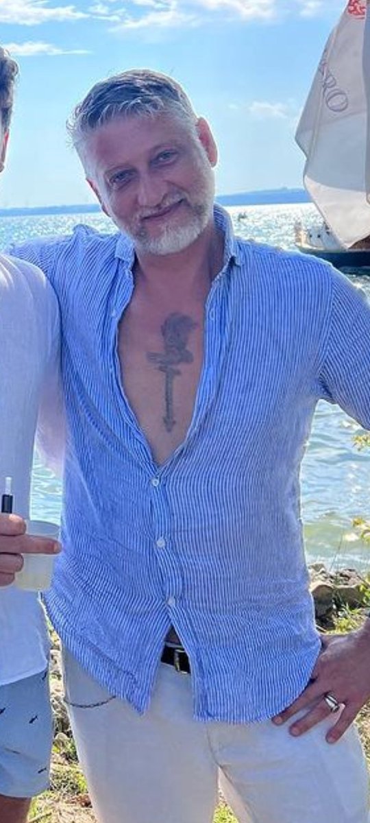Lorenzo32843904's tweet photo. Indipendentemente dal fatto che sia una aquila fascista o meno, un cinquantenne col tatuaggio sul petto depilato lo trovo un po' patetico https://t.co/eMnLq3564Q