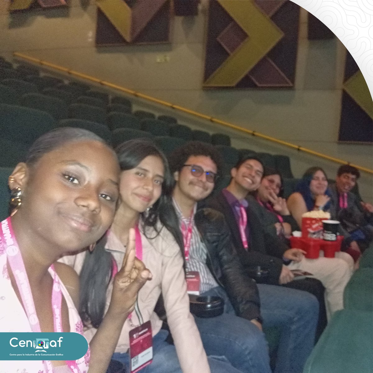 Sub_Cenigraf's tweet image. proyectado en el centro comercial Bima y en otros cine Procinal, durante la última versión del Festival de cine con celulares Smartfilms.

¡ Excelente !  

#CenigrafSeSiente 💚
#Smartfilms
#FestivalDeCine
#TalentoJoven