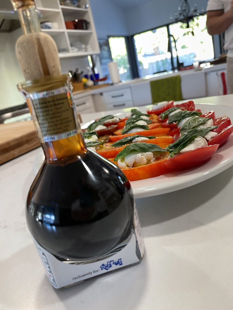 eatinglasvegas's tweet photo. Caprese salads go better with extra-aged #balsamico.*
🍅🌿🧀😋
* something you have to fly ✈️ to Italy for.
And don’t call it vinegar, not at these prices. 😉🇮🇹
#homecooking https://t.co/KTZTqS3a1U