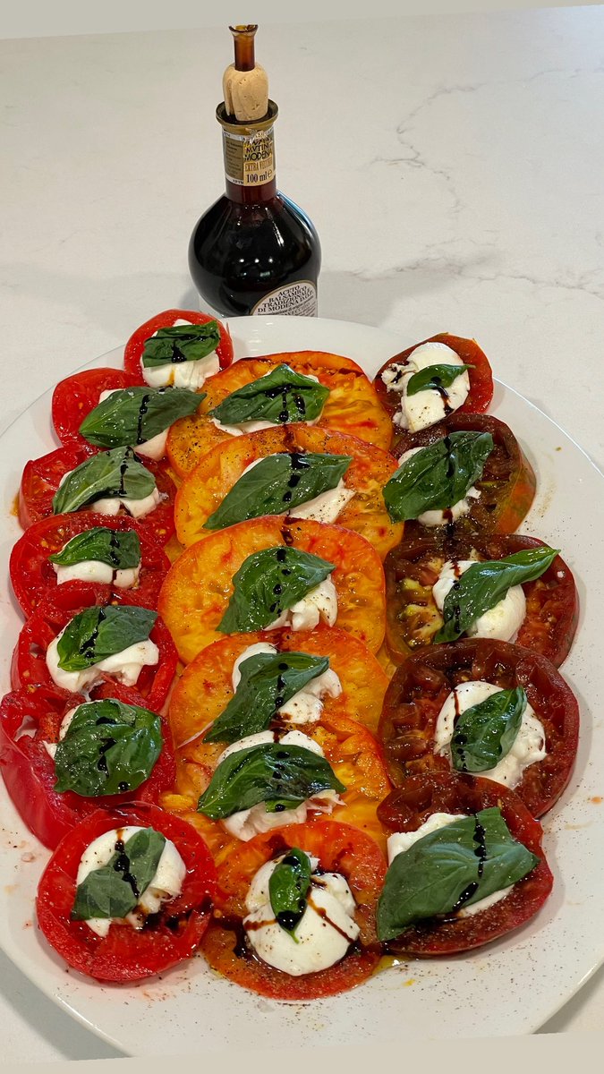 eatinglasvegas's tweet photo. Caprese salads go better with extra-aged #balsamico.*
🍅🌿🧀😋
* something you have to fly ✈️ to Italy for.
And don’t call it vinegar, not at these prices. 😉🇮🇹
#homecooking https://t.co/KTZTqS3a1U