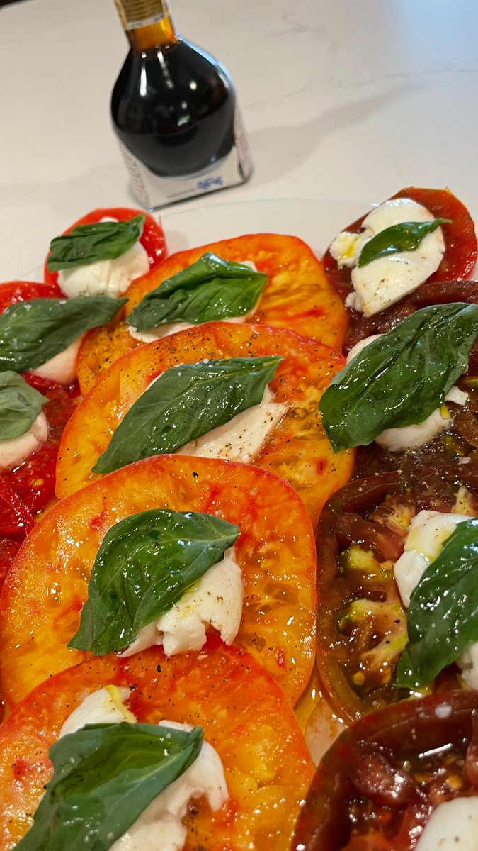 eatinglasvegas's tweet photo. Caprese salads go better with extra-aged #balsamico.*
🍅🌿🧀😋
* something you have to fly ✈️ to Italy for.
And don’t call it vinegar, not at these prices. 😉🇮🇹
#homecooking https://t.co/KTZTqS3a1U