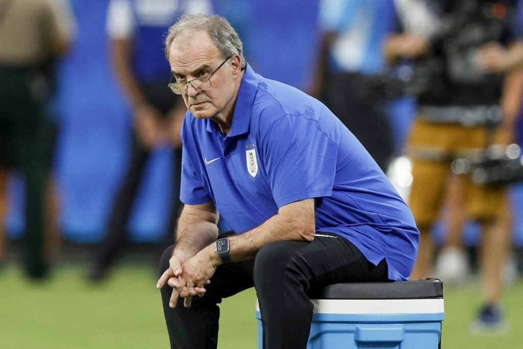 InformacinReal7's tweet photo. 🚨 ATENCION 🚨
Marcelo Bielsa lleva a cabo una toma de rehenes en el Complejo Celeste de Uruguay https://t.co/KfxaRStwfr