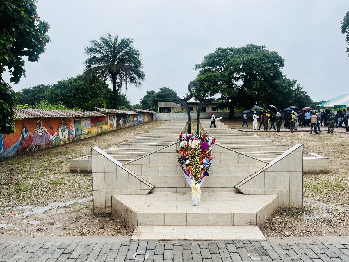 Lors de la commémoration des 22 ans du naufrage du Joola, le Président Georges MANSALY a souligné l'importance du devoir de mémoire. Le Mémorial Bateau Le Joola rend hommage aux victimes et appelle à l'unité, à l'intégrité et à la préservation de la vie humaine. #Ziguinchor