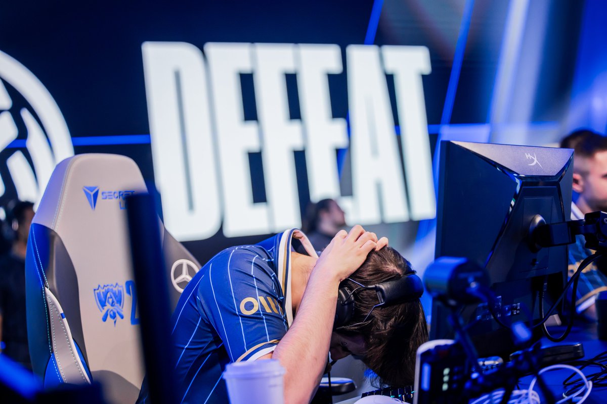 lolesports's tweet photo. The two sides of competition. https://t.co/2mca02vMX8