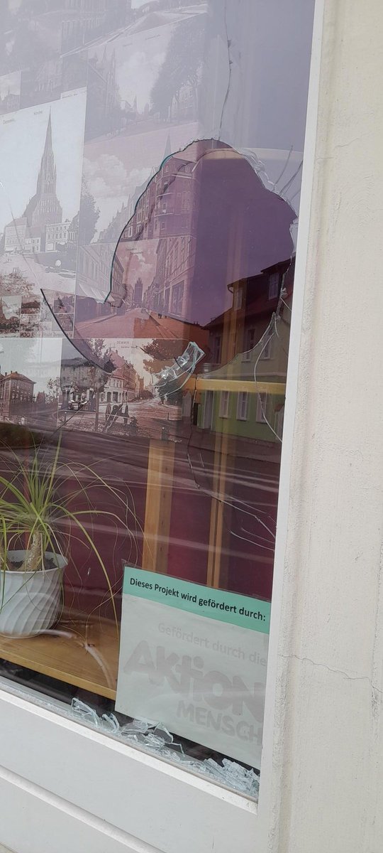 demminnazifrei's tweet photo. Anschlag auf das Café 3K, den Räumen des Vereins Demminer Bürger eV

Am  Sonntagabend, den 6.10. gegen 20.40 Uhr, wurde ein Anschlag auf das  Café 3K, die Räume des Vereins Demminer Bürger e.V., in der  Clara-Zetkin-Str. in Demmin verübt.
#Anschlag #Demmin #niewiederistjetzt
1/x https://t.co/GxfqkOpjpw