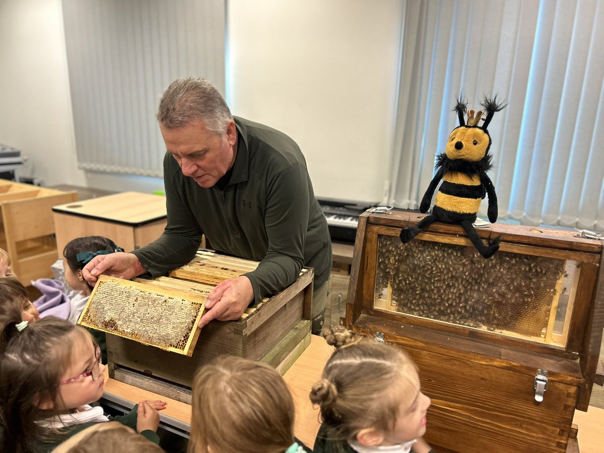 WillowtownPri's tweet photo. DIOLCH Beekeepers Lisa, Cara and Alan for visiting Reception classes today to share the importance of bees and the production of honey. We can’t wait to taste the honey tomorrow! 🐝🍯 #willowtownwayr #wpsstem https://t.co/44VX3up5Bx