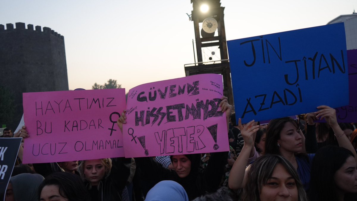 MamedogluMedine's tweet photo. “Kadının sesi devrimin ateşidir.” 

Amed/ https://t.co/IosAqVkzr0