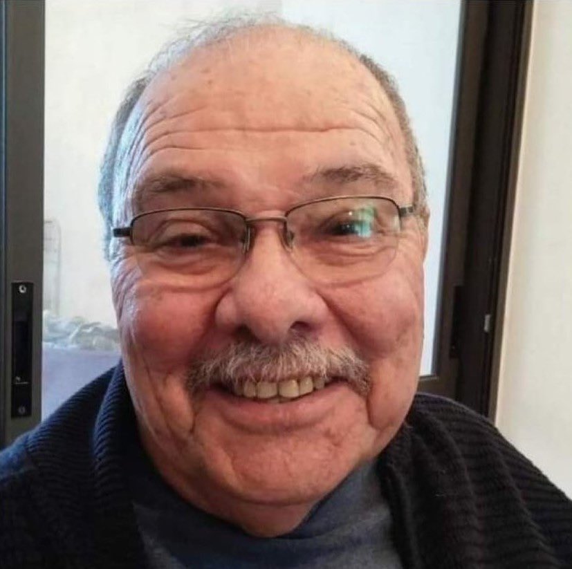 Das ist Shlomo Ron.

Als Hamas-Terroristen am 7. Oktober in den Kibbuz Nahal Oz eindrangen, brachte der 85-jährige seine Frau, Töchter und den Enkel in den Schutzraum in Sicherheit. Er selbst setzte sich in das Wohnzimmer. Er hoffte, die Terroristen hielten ihn für einen