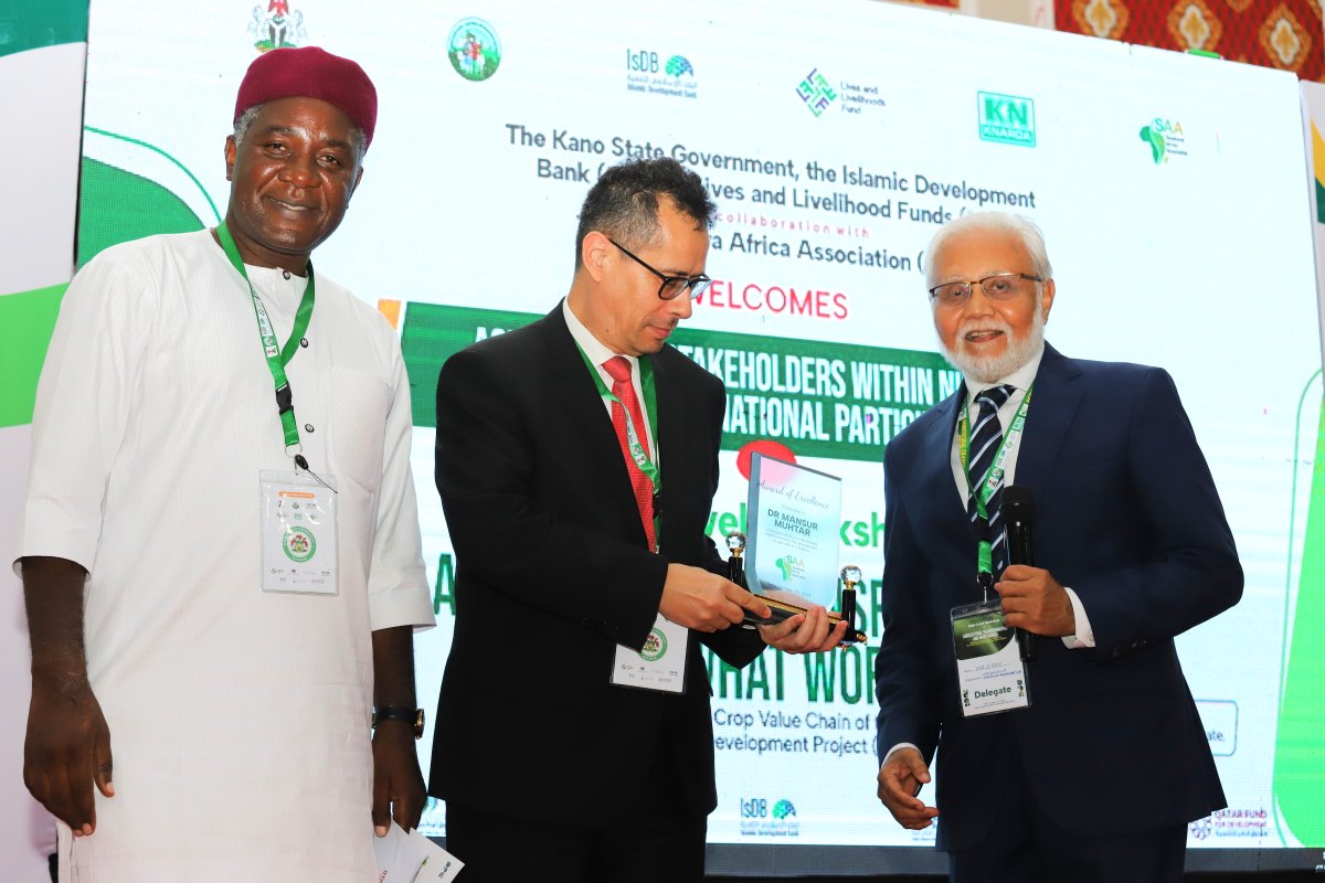 Sasakawa Nigeria (@nigeriasasakawa) on Twitter photo At the ongoing #KSADPworkshop, Dr Mansur Muhtar, former <a href="/isdb_group/">IsDB Group</a> Vice President, Country Programs, receives an Award of Excellence from <a href="/SAA_africa/">Sasakawa Africa Association (SAA)</a>. Dr Nizar Zaied received on his behalf and Dr Muhtar responded virtually via Zoom. At the ongoing #KSADPworkshop, Dr Mansur Muhtar, former <a href="/isdb_group/">IsDB Group</a> Vice President, Country Programs, receives an Award of Excellence from <a href="/SAA_africa/">Sasakawa Africa Association (SAA)</a>. Dr Nizar Zaied received on his behalf and Dr Muhtar responded virtually via Zoom.