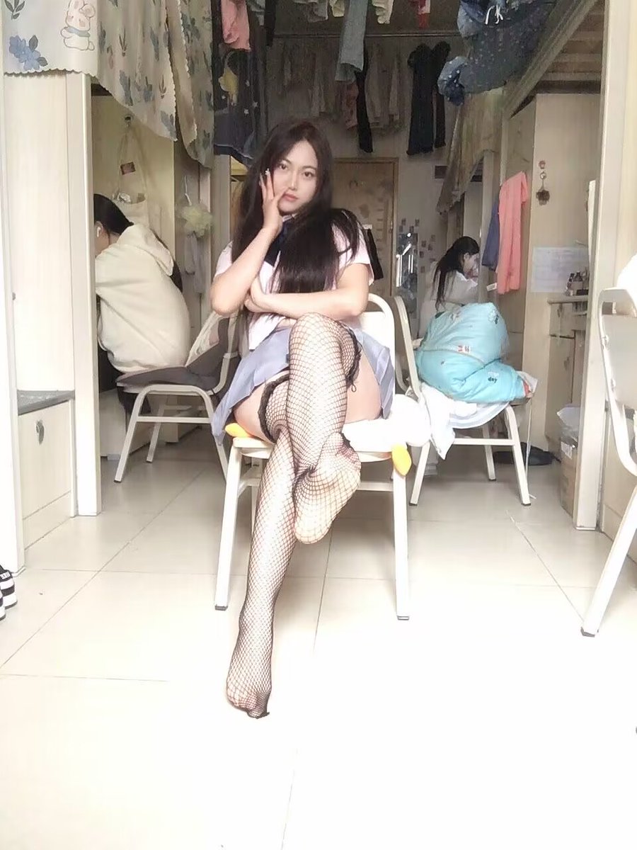 lo888666's tweet photo. 素人小姐姐一枚，想看更多照片可以看置顶 #黑丝 #足控 #lo袜 https://t.co/BhEpvQotER