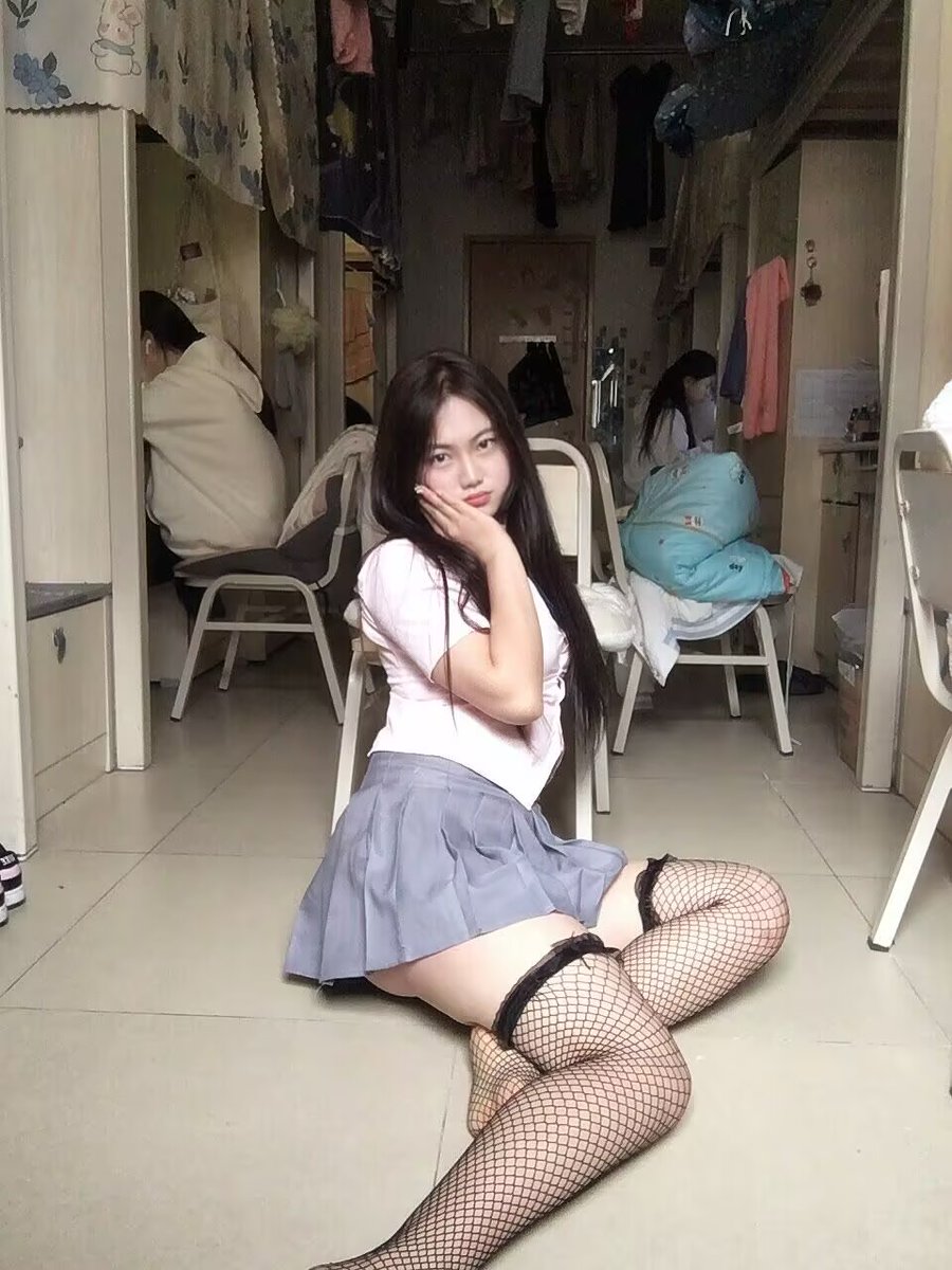 lo888666's tweet photo. 素人小姐姐一枚，想看更多照片可以看置顶 #黑丝 #足控 #lo袜 https://t.co/BhEpvQotER